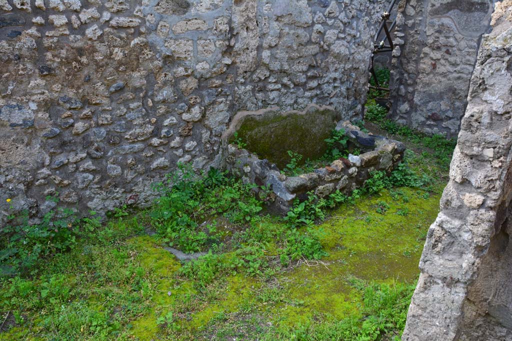 IX.5.18 Pompeii. March 2017. 
Corridor “q”, looking towards south wall, with masonry tub/basin and cistern-mouth at “w”, on the plan.
Foto Christian Beck, ERC Grant 681269 DÉCOR.


