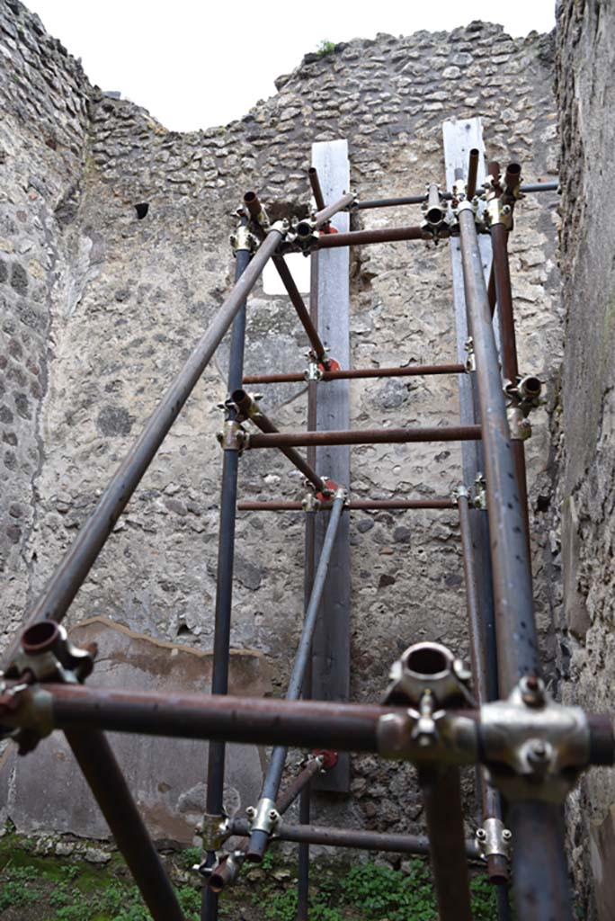 IX.5.18 Pompeii. March 2018.  Room “u”, west wall from doorway.
Foto Annette Haug, ERC Grant 681269 DÉCOR.

