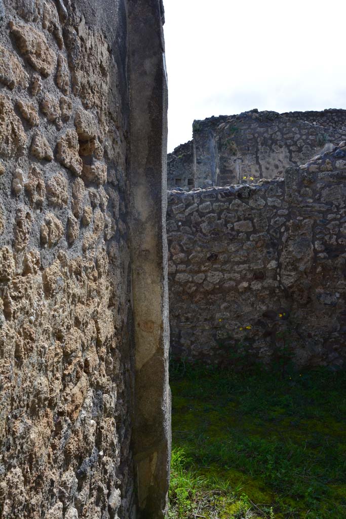 IX.5.18 Pompeii. March 2017. Room r, looking south along east wall towards south-east corner.
Foto Christian Beck, ERC Grant 681269 DÉCOR.
