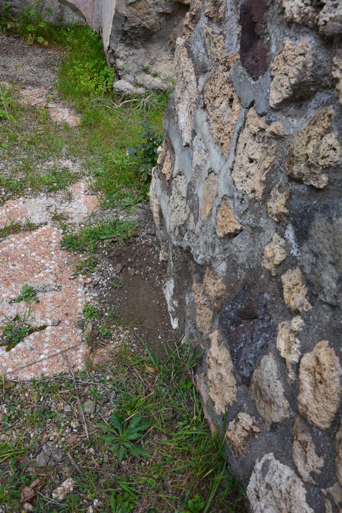 IX.5.18 Pompeii. March 2017. 
Room p, looking north along east wall from doorway in corridor q.
Foto Christian Beck, ERC Grant 681269 DÉCOR.

