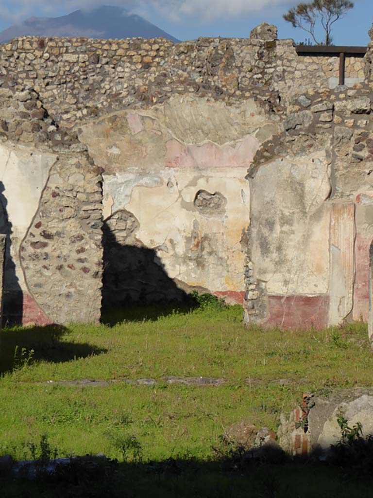 IX.5.18 Pompeii. January 2017. Looking north from east side of atrium/garden.  
Foto Annette Haug, ERC Grant 681269 DÉCOR.
