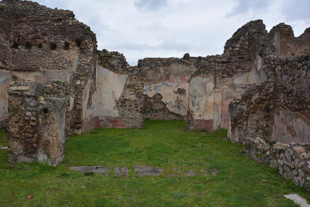 IX.5.18 Pompeii. March 2018. Room “l” (L), looking north across doorway threshold from atrium “b”.
Foto Annette Haug, ERC Grant 681269 DÉCOR.
