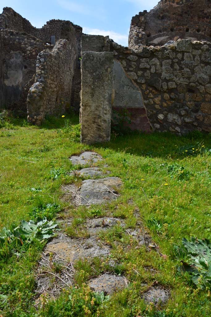 IX.5.18 Pompeii. March 2017. Room l (L), looking west across threshold.
Foto Christian Beck, ERC Grant 681269 DÉCOR.
