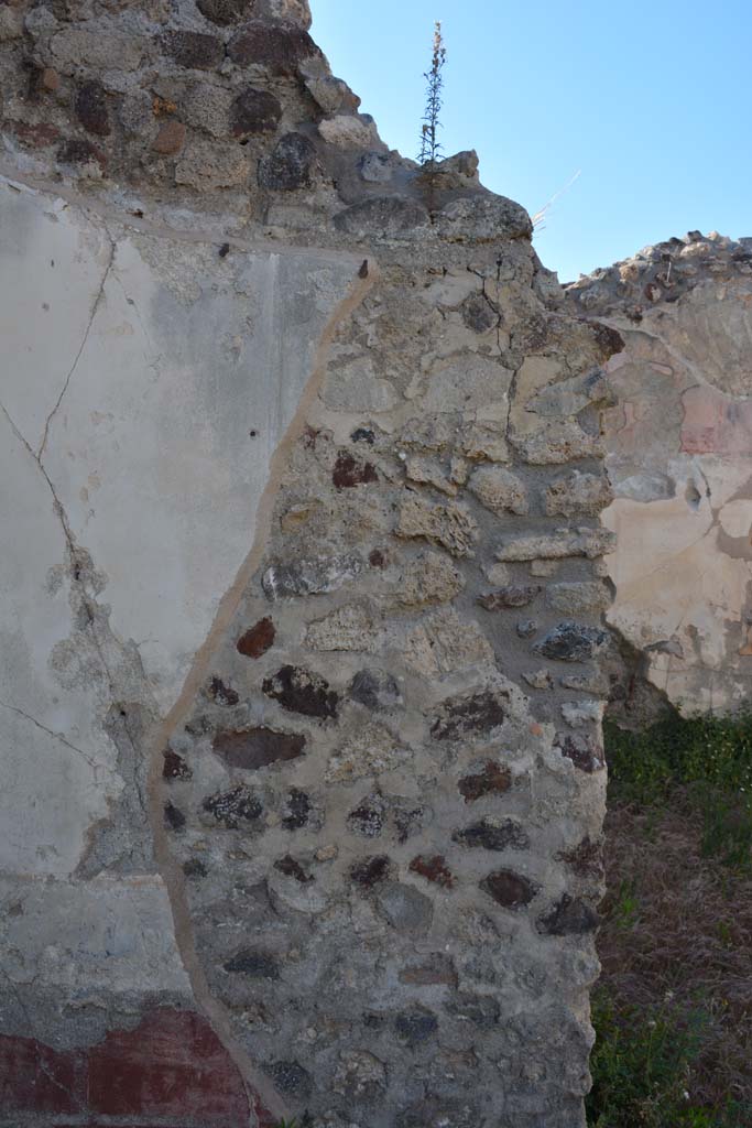 IX.5.18 Pompeii. May 2017. 
Room l (L), north wall at west end, with entrance into room o,  on right.
Foto Christian Beck, ERC Grant 681269 DÉCOR.


