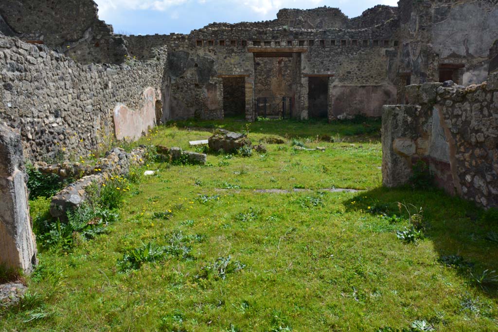 IX.5.18 Pompeii. March 2017. Room l (L), looking south towards atrium/garden area.
Foto Christian Beck, ERC Grant 681269 DÉCOR.

