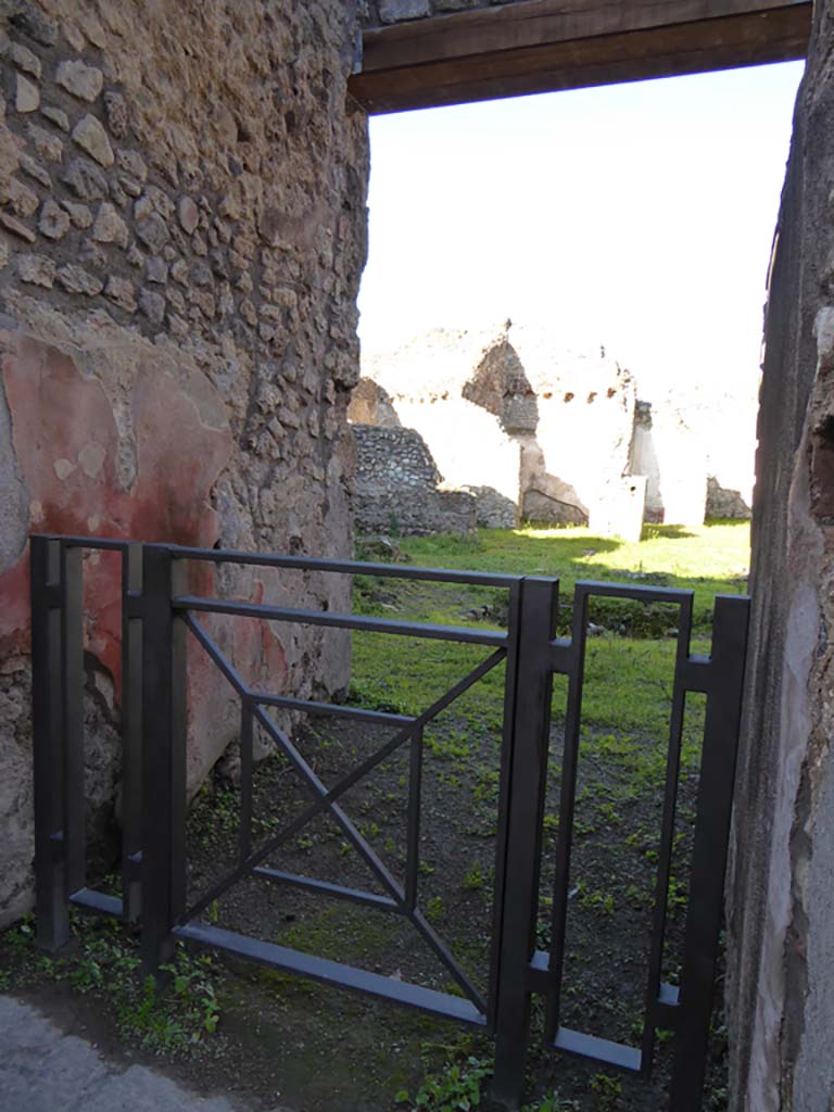 IX.5.18 Pompeii. January 2017.
Room “a”, entrance doorway looking towards west wall of fauces/entrance corridor.
Foto Annette Haug, ERC Grant 681269 DÉCOR.
