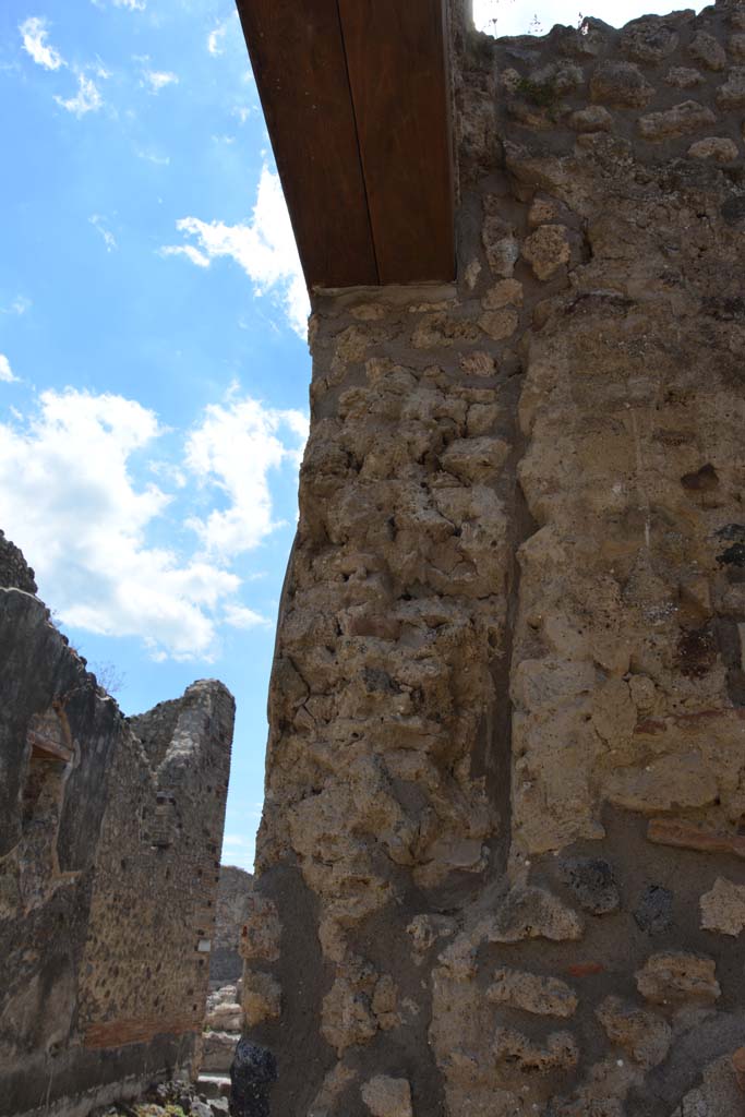IX.5.18 Pompeii. May 2017. Room a, upper right side of entrance doorway.
Foto Christian Beck, ERC Grant 681269 DÉCOR.