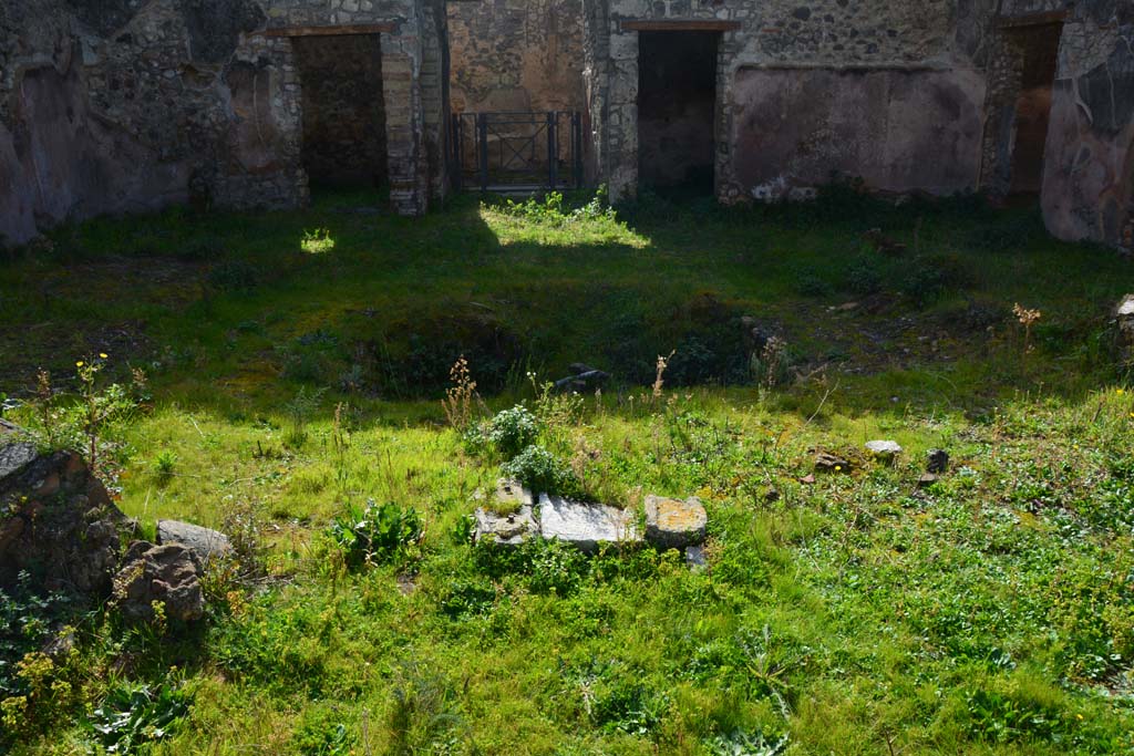 IX.5.18 Pompeii. March 2017. Room b, looking south from north side of pool, with remains of table base.
Foto Christian Beck, ERC Grant 681269 DÉCOR.
