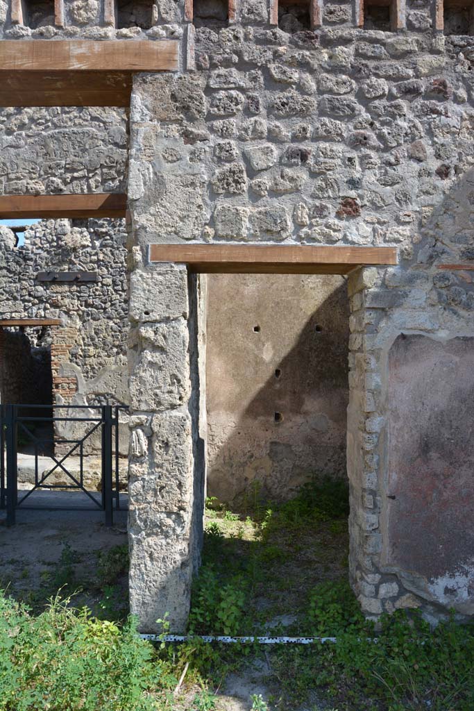 IX.5.18 Pompeii. May 2017.
Room b, south side, pilaster between entrance corridor, and doorway to room c, in centre.
Foto Christian Beck, ERC Grant 681269 DÉCOR.