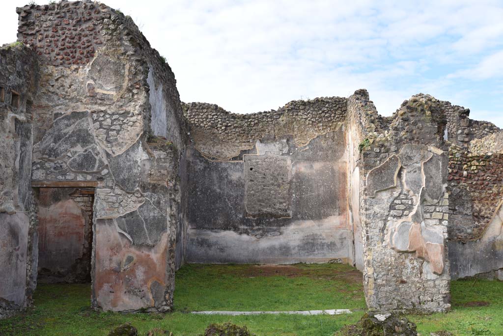 IX.5.18 Pompeii. March 2018. Room “b”, west side, looking across atrium/garden area towards triclinium “f”, in centre.
Foto Annette Haug, ERC Grant 681269 DÉCOR.