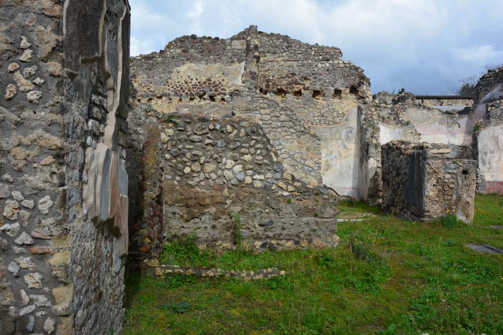 IX.5.18 Pompeii. March 2017. Room b, looking north across west side towards area z, in centre.
Foto Christian Beck, ERC Grant 681269 DÉCOR.