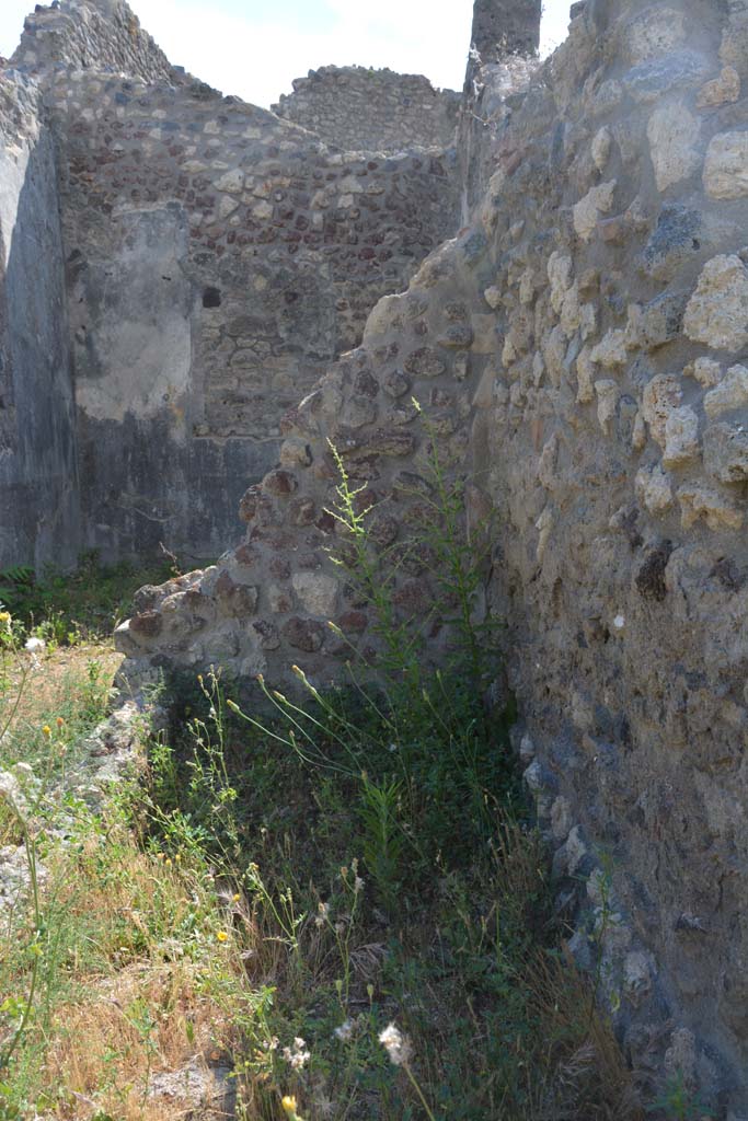 IX.5.18 Pompeii. May 2017.
Room b, north-west corner, looking west from area of room z, with doorway to room g, on left.
Foto Christian Beck, ERC Grant 681269 DÉCOR.