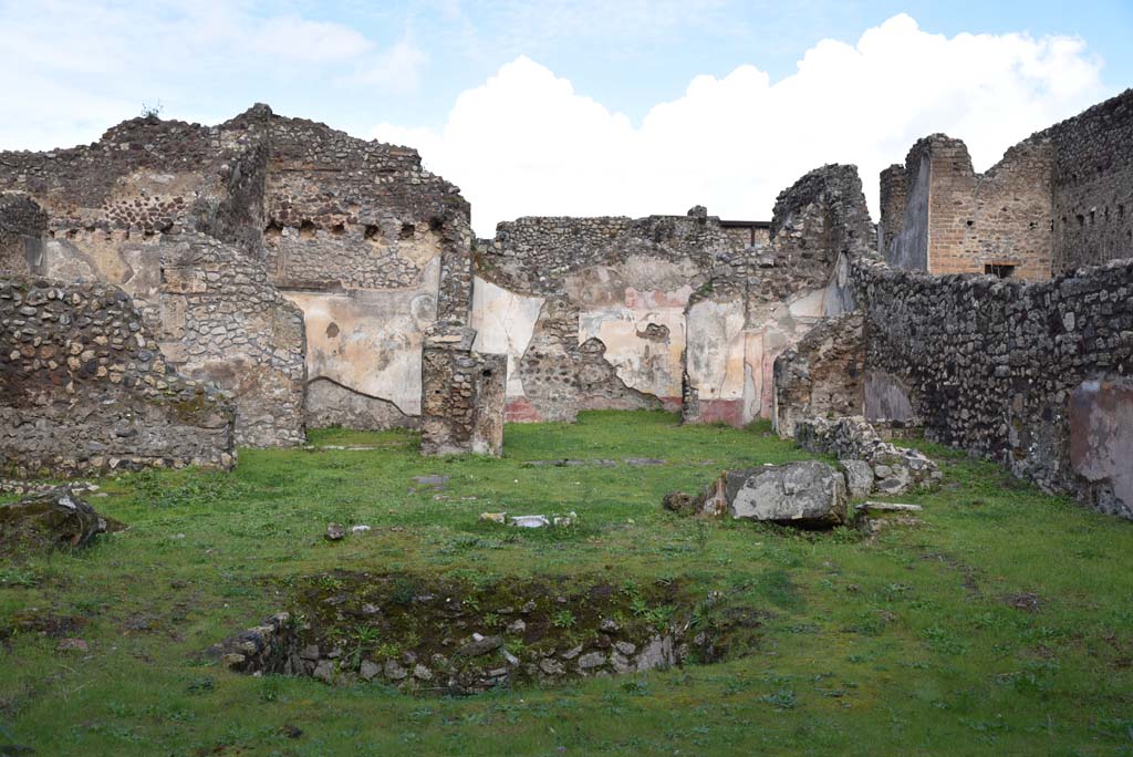 IX.5.18 Pompeii. March 2018. Room “b”, looking towards rooms on north side of atrium/courtyard garden.
Foto Annette Haug, ERC Grant 681269 DÉCOR.