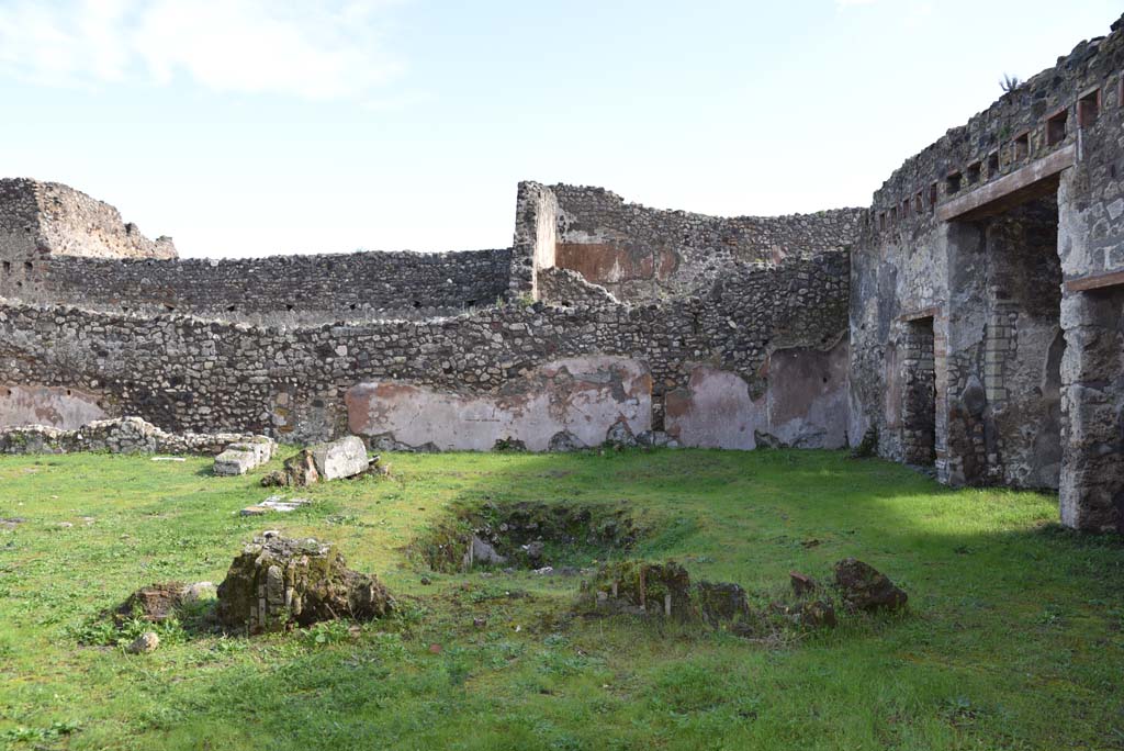 IX.5.18 Pompeii. March 2018.
Looking towards east side of atrium/courtyard garden and south-east corner, with entrance doorway, on right.
Foto Annette Haug, ERC Grant 681269 DÉCOR.