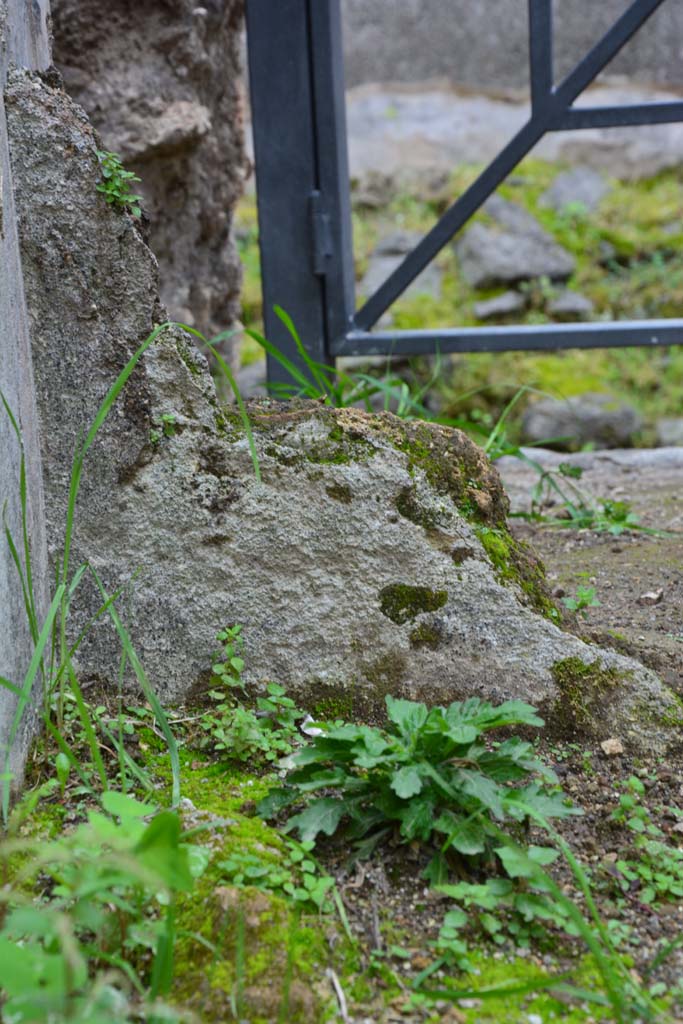 IX.5.18 Pompeii. March 2017. 
Room c, detail of remains of wall forming a south-east corner in room d. 
Foto Christian Beck, ERC Grant 681269 DÉCOR.
