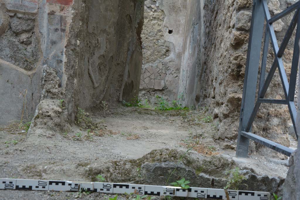 IX.5.18 Pompeii. May 2017. 
Room d, looking east towards remains of a ruined wall that would have formed a dividing wall between room c and d. 
Foto Christian Beck, ERC Grant 681269 DÉCOR.
