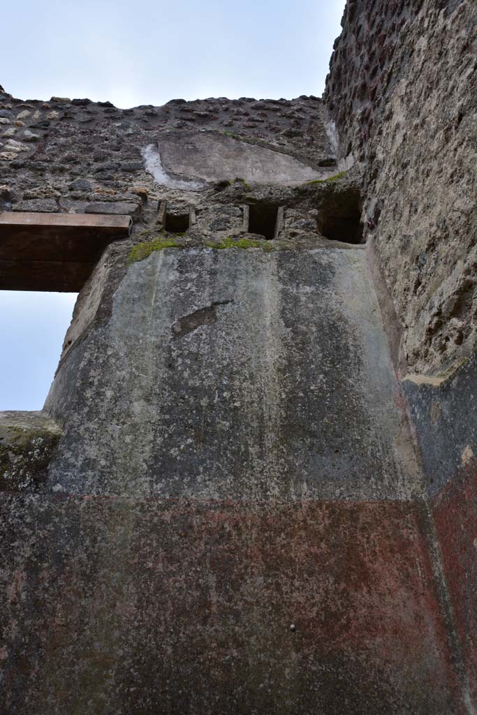 IX.5.18 Pompeii. March 2017. 
Room d, south wall in south-west corner, with holes for support beams for an upper floor.
Foto Christian Beck, ERC Grant 681269 DÉCOR.
