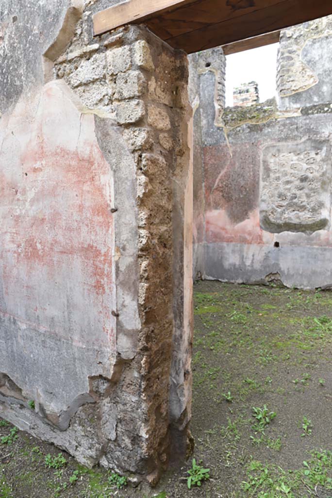 IX.5.18 Pompeii. March 2018. 
Room “d”, looking west towards south side of doorway into room “e”. 
Foto Annette Haug, ERC Grant 681269 DÉCOR.
