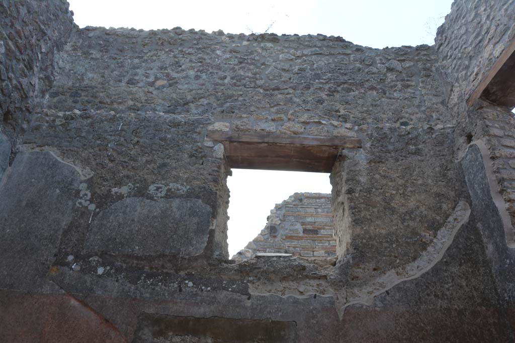 IX.5.18 Pompeii. May 2017. Room “e”, upper south wall.
Foto Christian Beck, ERC Grant 681269 DÉCOR.
