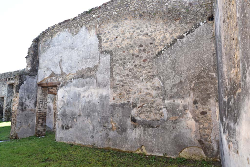 IX.5.18 Pompeii. March 2018. Room “f”, looking east along south wall from south-west corner.  
Foto Annette Haug, ERC Grant 681269 DÉCOR.
