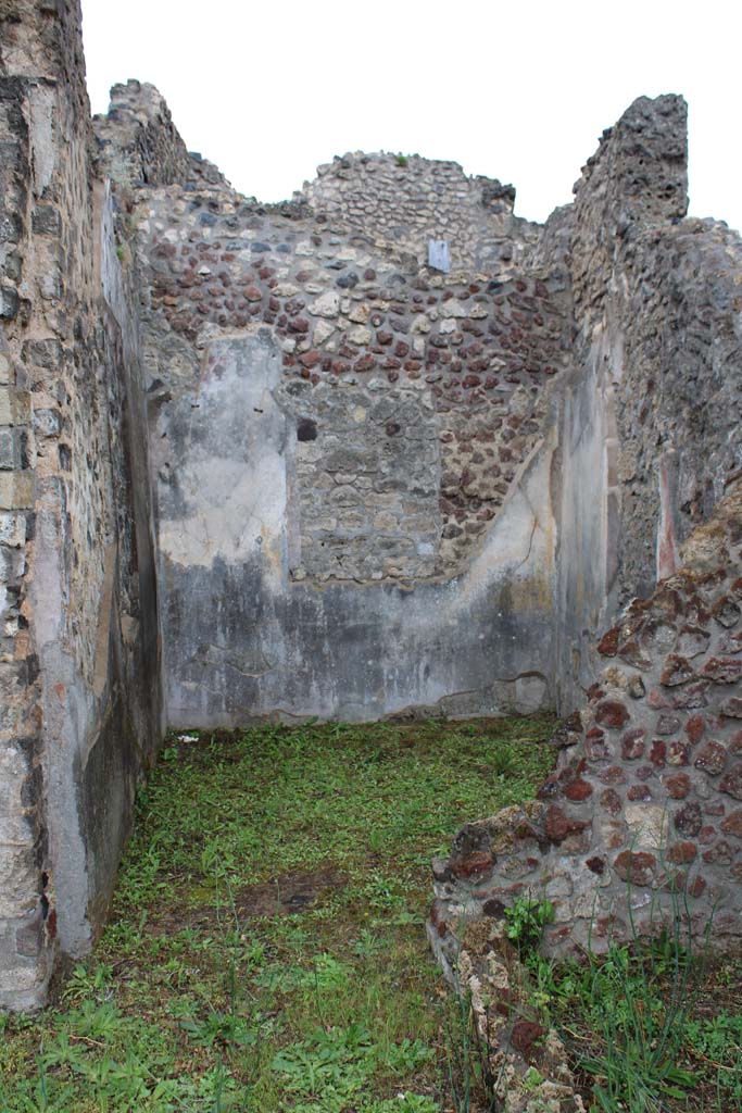 IX.5.18 Pompeii. May 2019.
Room g, looking through doorway into cubiculum in north-west corner of atrium. 
Foto Christian Beck, ERC Grant 681269 DÉCOR.

