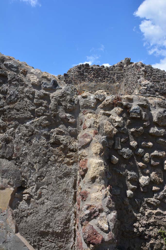 IX.5.18 Pompeii. May 2017. Room “g”, looking north towards east wall in north-east corner.
On the right in the photo is part of room z.
Foto Christian Beck, ERC Grant 681269 DÉCOR.
