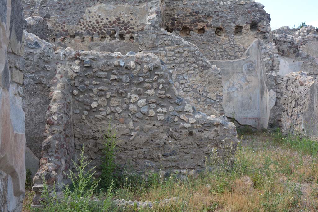 IX.5.18 Pompeii. May 2017. Area z, looking north across atrium, with doorway to room g, on left, and room p, on right.
Foto Christian Beck, ERC Grant 681269 DÉCOR.
