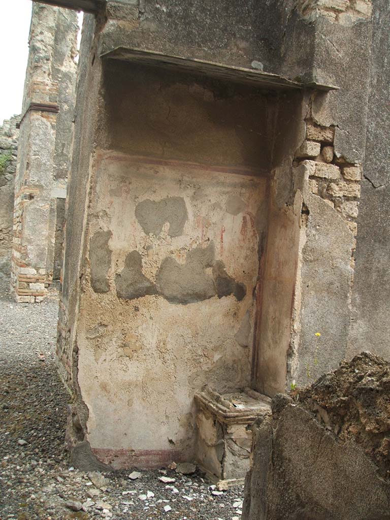 IX.5.22 Pompeii. May 2005. Looking east from entrance towards lararium in kitchen.
This can also be seen in IX.5.2, pt.3, room ‘w’.

