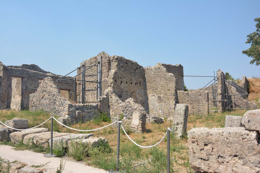 IX.6.4 Pompeii. July 2017. Looking north-east from entrance doorway towards room “v”.
Foto Annette Haug, ERC Grant 681269 DÉCOR.


