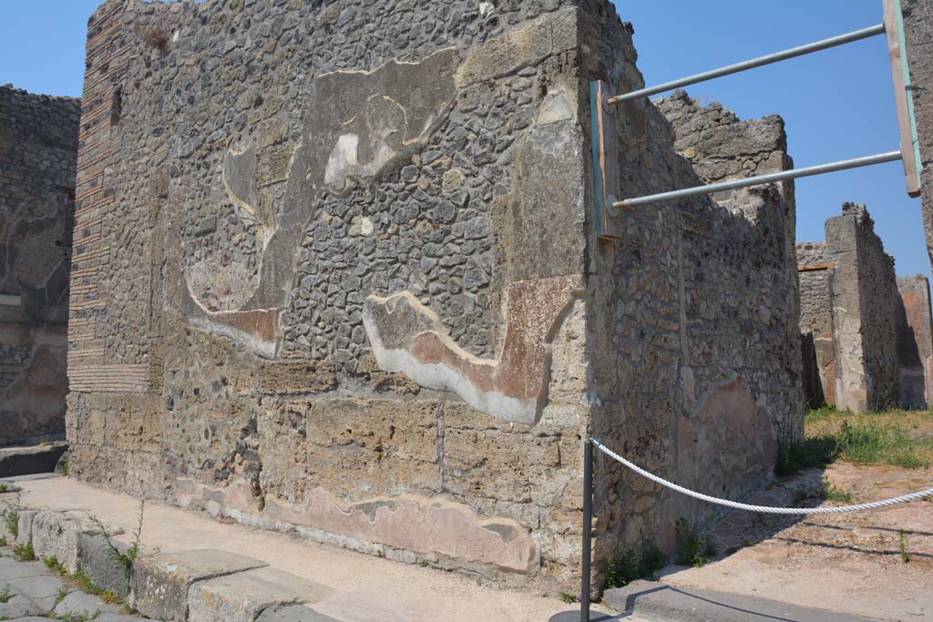 IX.6.5 Pompeii. July 2017. Looking north-east on Vicolo di Tesmo towards front façade on north side of entrance doorway.
Foto Annette Haug, ERC Grant 681269 DÉCOR.