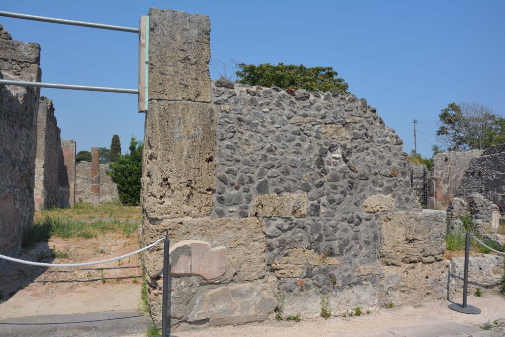 IX.6.5 Pompeii. July 2017. Looking east to front façade on south side of entrance doorway.
Foto Annette Haug, ERC Grant 681269 DÉCOR.