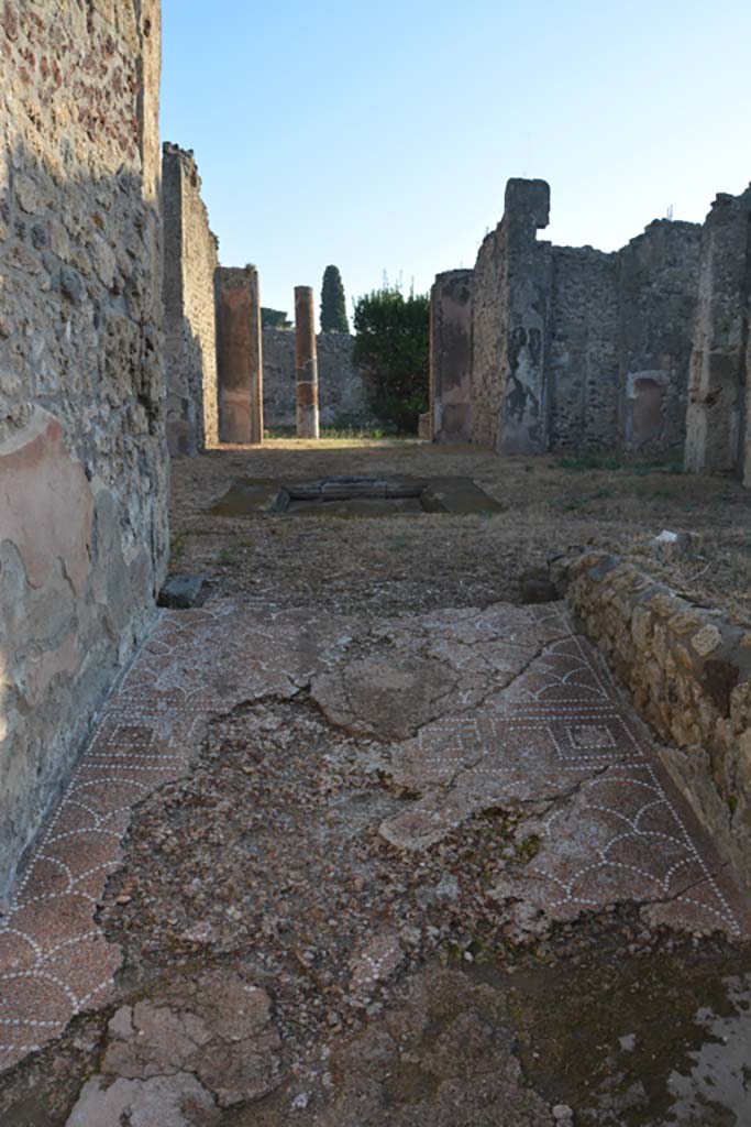 IX.6.4 Pompeii. October 2019. Looking east from entrance corridor, across atrium towards peristyle.
Foto Annette Haug, ERC Grant 681269 DÉCOR.