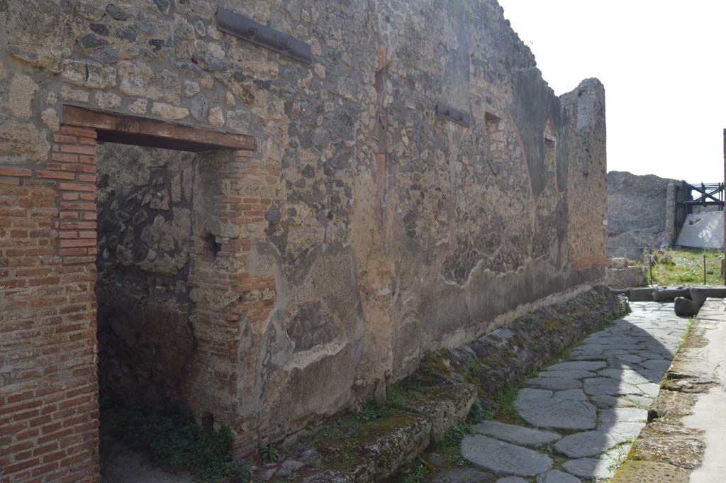 IX.6.6 Pompeii. March 2019. Looking west from doorway towards junction with Vicolo di Tesmo, on south side of Unnamed vicolo between IX.5 and IX.6.
Foto Taylor Lauritsen, ERC Grant 681269 D�COR.

