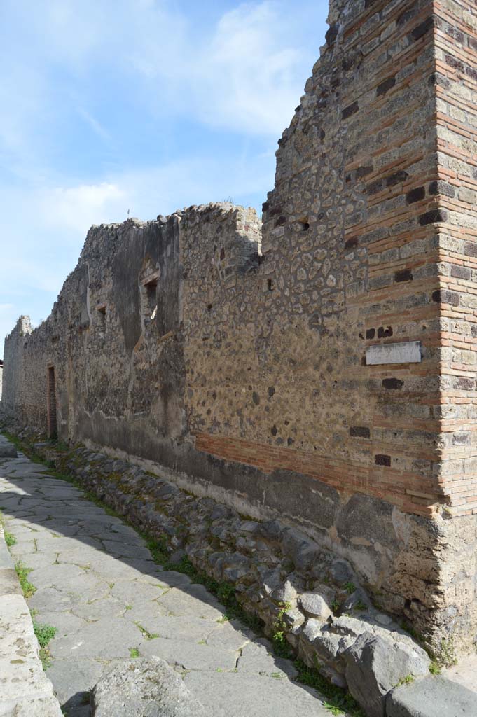 IX.6.6 Pompeii. March 2019. Looking east towards doorway from junction with Vicolo di Tesmo. 
Foto Taylor Lauritsen, ERC Grant 681269 D�COR.
