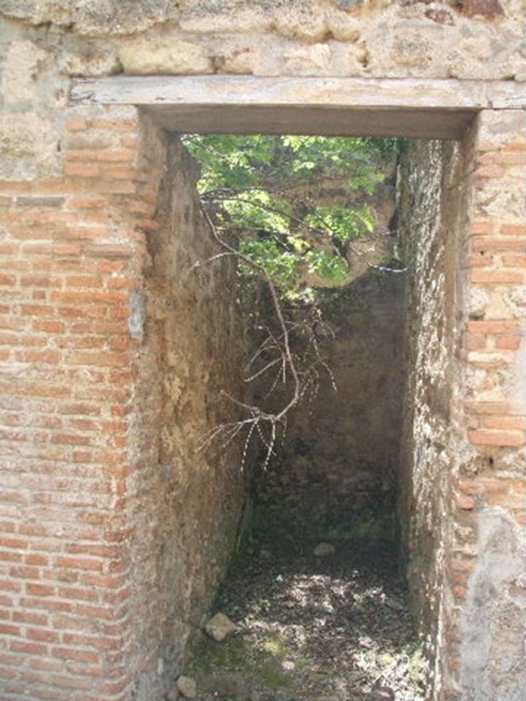 IX.6.6 Pompeii. May 2005. Entrance, looking south. According to Eschebach this was a separate stairs to an upper floor, but she also gives a reference to NEAPOLIS 175: in 6 � Latrina publica..
See Eschebach, L., 1993. Geb�udeverzeichnis und Stadtplan der antiken Stadt Pompeji. K�ln: B�hlau.(p.427)
