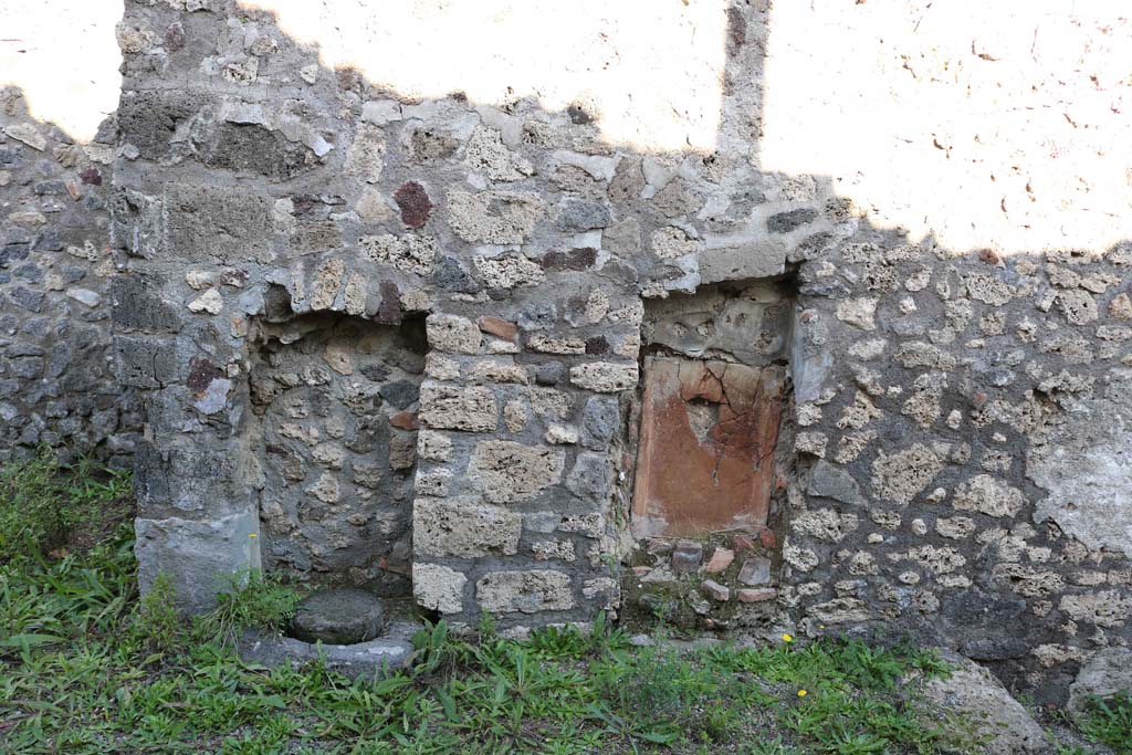IX.6.b Pompeii. December 2018. 
Looking towards east wall of middle room at rear of bar, according to Mau � the kitchen. Photo courtesy of Aude Durand.

