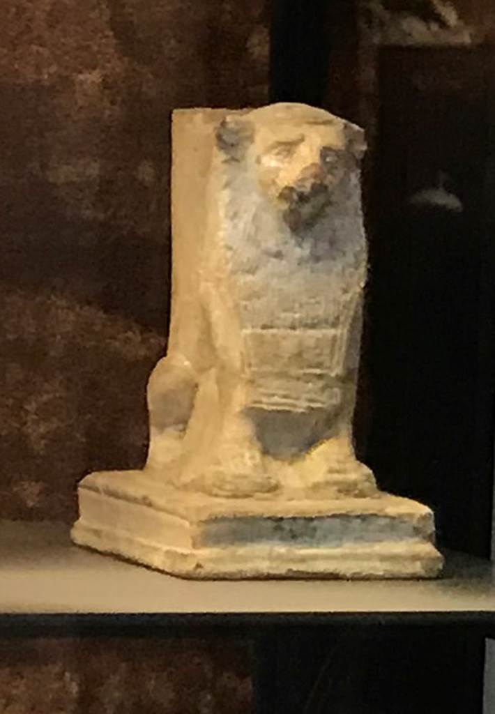 IX.6.b Pompeii. April 2019. Pot/jar/vase with statuette in the shape of a lion, found in IX.6.b.
Photo courtesy of Rick Bauer.
Now in Naples Archaeological Museum, inv. no. 113020.
Seen in Sala (room) 88, glass cabinet VII, shelf B.
See Di Gioia, E. (2006). La ceramica invetriata in area vesuviana. �L�Erma� di Bretschneider, (p.63).

