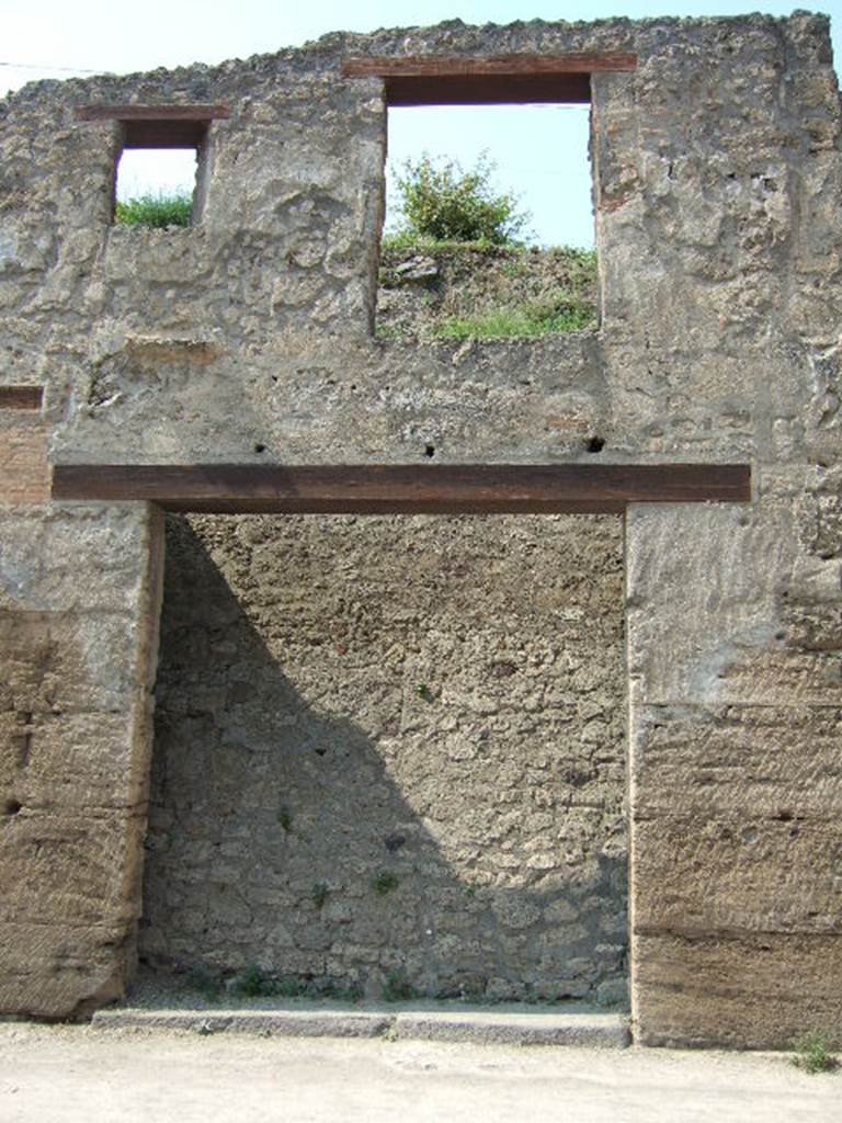 IX.7.8 Pompeii. Shop. May 2006. Entrance on Via dell�Abbondanza.