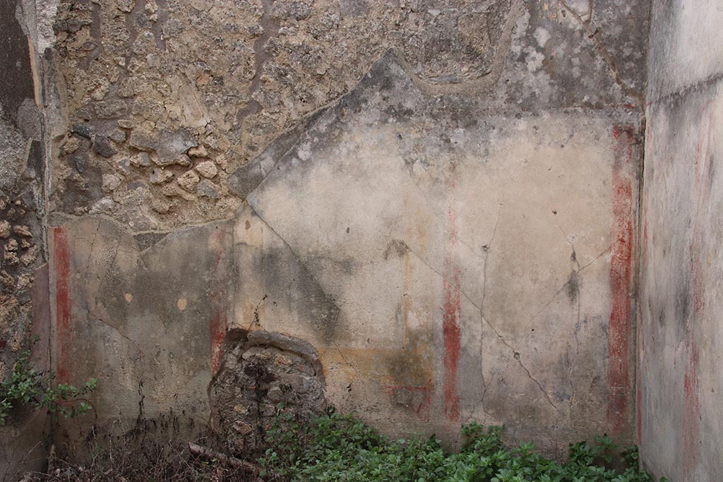 IX.7.16 Pompeii. October 2024. Room “b”, south wall with remains of painted decoration. Photo courtesy of Klaus Heese.