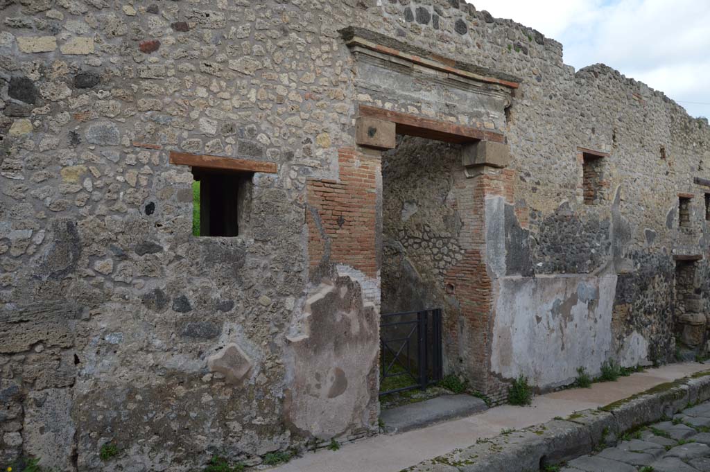 IX.7.16, Pompeii. March 2018. Looking south towards entrance doorway on east side of Vicolo di Tesmo.
Foto Taylor Lauritsen, ERC Grant 681269 DÉCOR.
