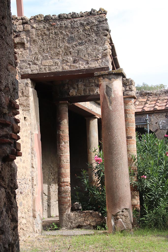 IX.7.20 Pompeii.  October 2024. 
Looking east towards north portico. Photo courtesy of Klaus Heese.
