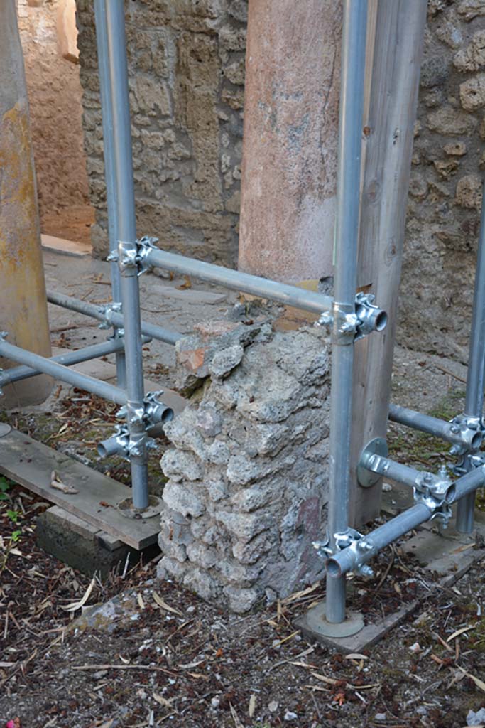 IX.7.20 Pompeii. October 2019. Looking north-east towards south end of east portico.
Foto Annette Haug, ERC Grant 681269 DÉCOR.
