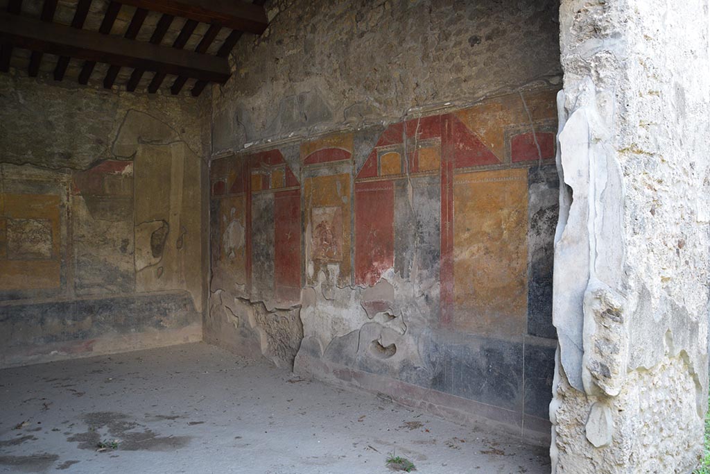 IX.7.20 Pompeii. October 2017.  
Large triclinium (room i), looking along west wall through doorway from south portico. Photo courtesy of Johannes Eber.

