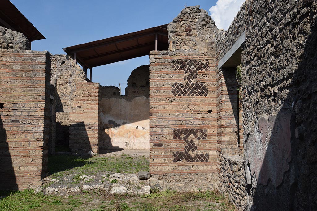 IX.7.20 Pompeii. October 2017.  
Looking north across atrium to ala or triclinium (room e) from large room (k) with window. Photo courtesy of Johannes Eber.
