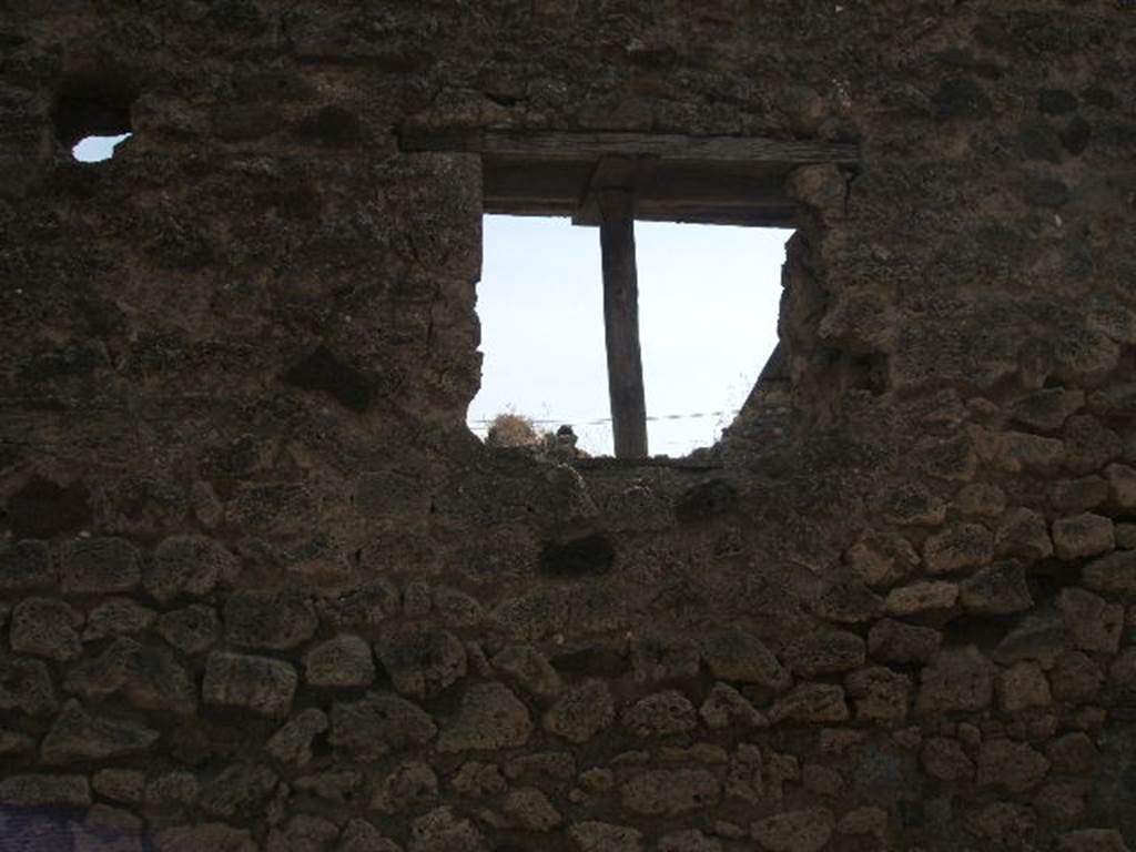 IX.7.21 Pompeii. May 2005. Window on exterior wall on Vicolo di Tesmo.