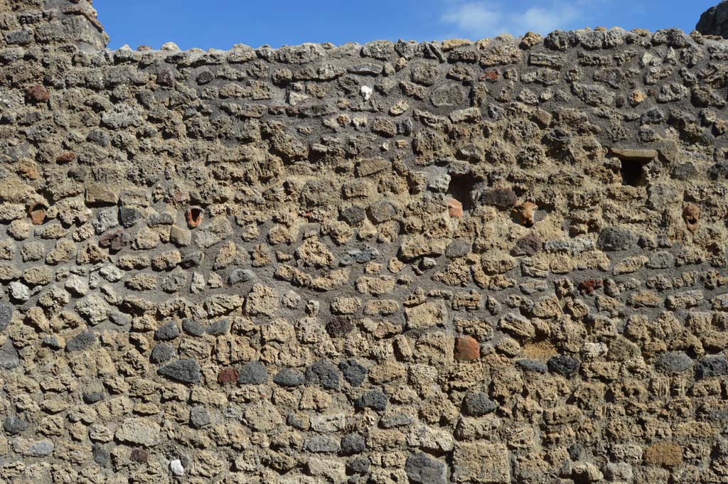 IX.7.21 Pompeii. October 2017. Façade with terracotta mask decorations embedded into masonry.
Foto Taylor Lauritsen, ERC Grant 681269 DÉCOR.
