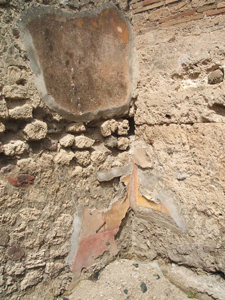 IX.7.22 Pompeii. May 2005. Remains of painted plaster in the room on east side of caupona.