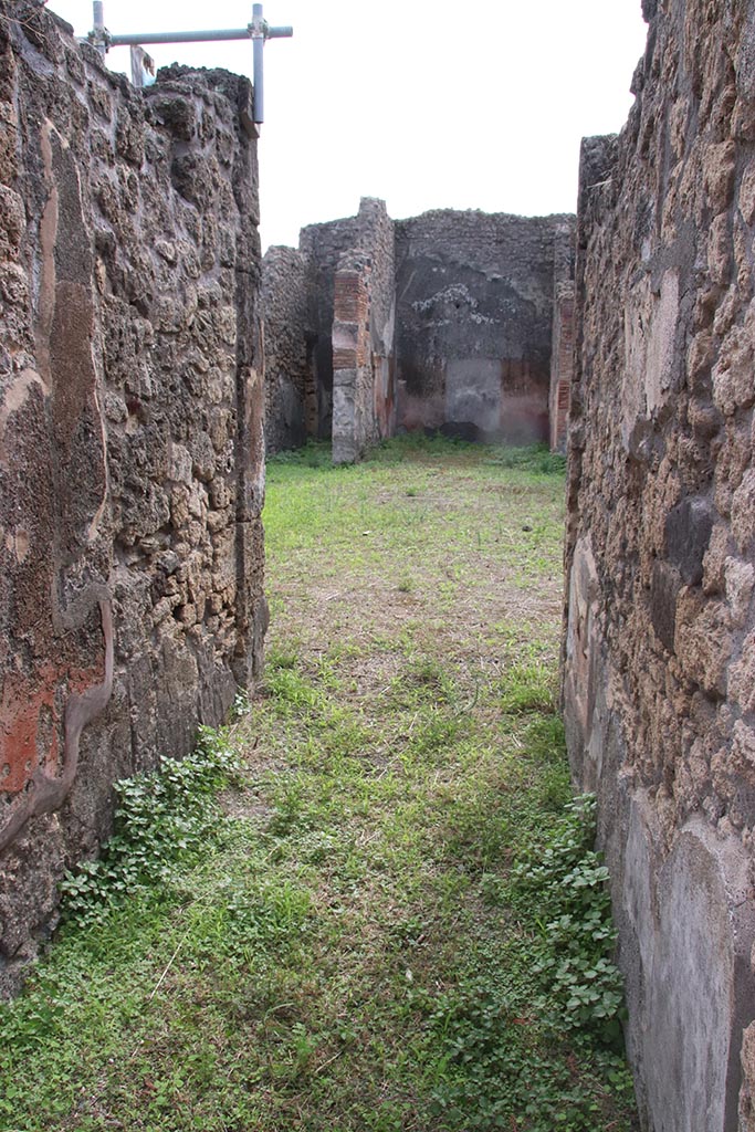 IX.7.25 Pompeii. October 2024.
Looking south across atrium from entrance corridor. Photo courtesy of Klaus Heese.