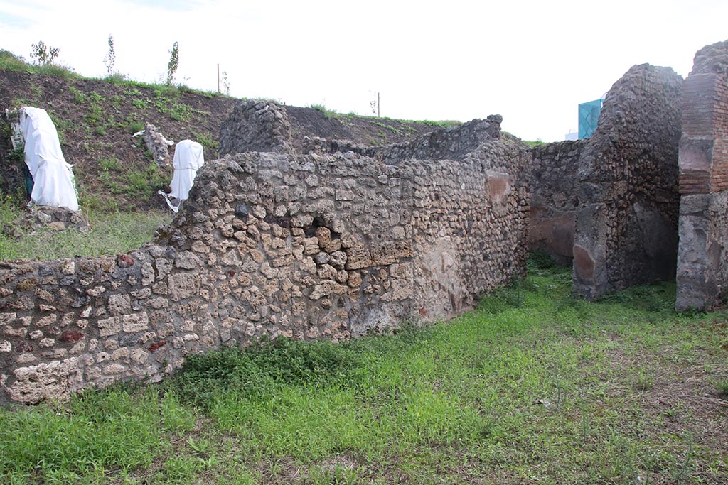 IX.7.25 Pompeii. October 2024. South-east corner of atrium, with doorways to room (q) and (p), on right. Photo courtesy of Klaus Heese.