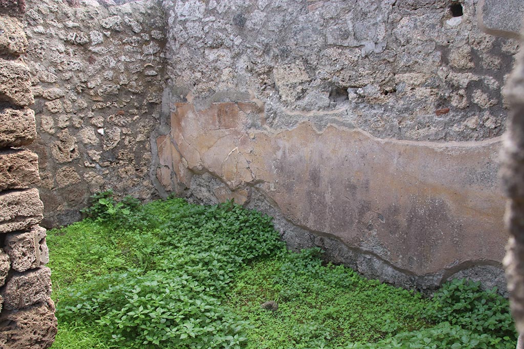 IX.7.25 Pompeii. October 2024. Room (q), looking through doorway towards south wall. Photo courtesy of Klaus Heese.